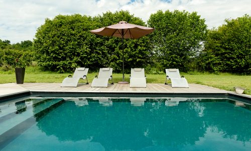Piscine non chauff�e equip�e de bains de soleil / Unheated pool equipped with sun deck